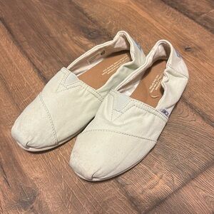 Mint Toms size 8